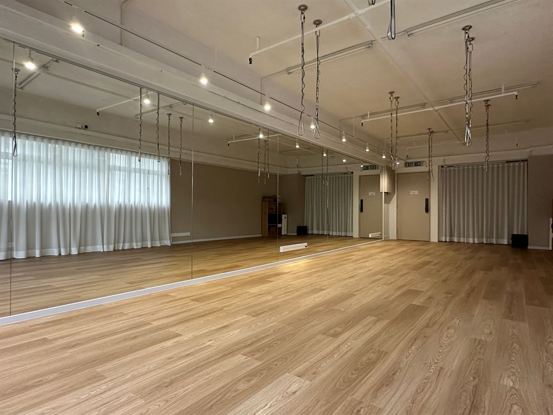 FT YOGA STUDIO 火炭瑜伽場地相片 9 / 10 — 夜間溫暖燈光下的場景